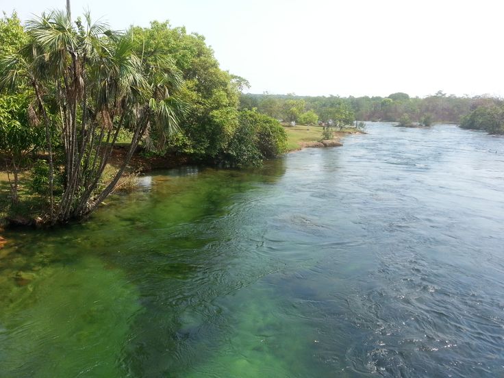 Estrada em meio a vale de vegetação nativa